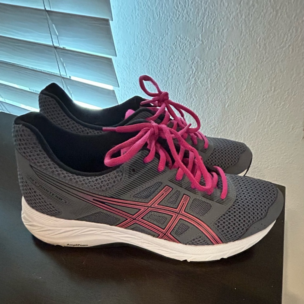 Walking/Running Shoes Size 9